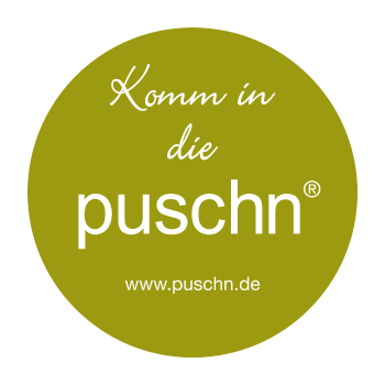 Logo von Puschs. Weiße Schrift im grünen Kreis: "Komm in die puschen. www.puschn.de"