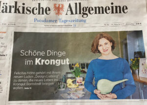 Zeitungsausschnitt der Märkischen Allgemeine. Titelbild: Felicitas Höhn hält eineGießkanne. Schriftzug: "Schöne Dinge im Krongut"