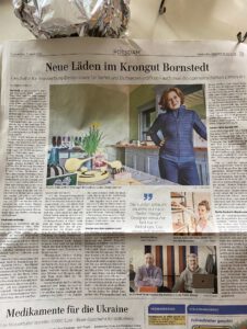 Zeitungsausschnitt der Märkischen Allgemeinen. Foto: Felicitas Höhn steht in ihrem Laden. Überschrift: Neue Läden im Krongut Bornstedt