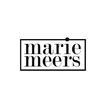 Logo Marie Meers. Schwarzer Schriftzug in schwarzem Kasten